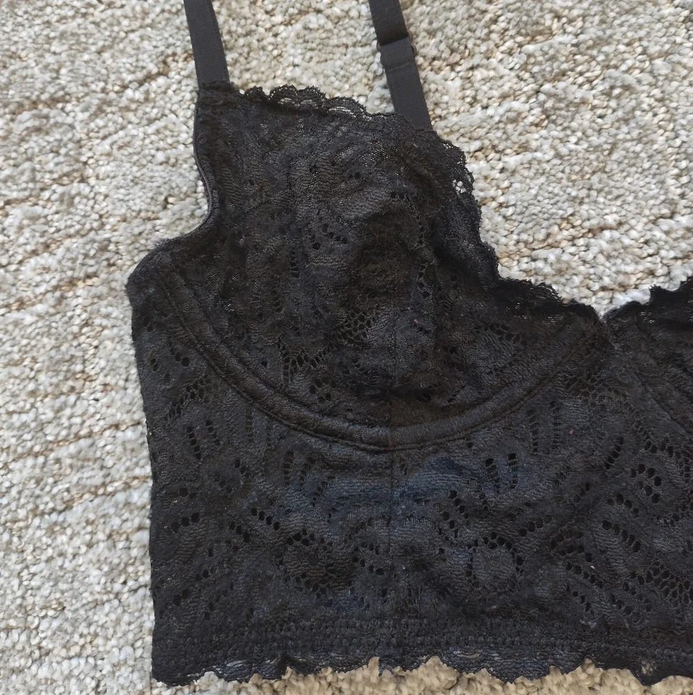 Elegant Black Lace Bralette - Picture 2 of 4